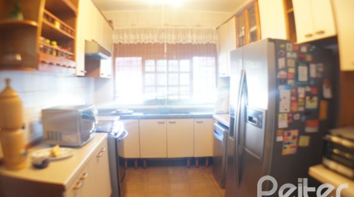 Casa à venda com 324m², 3 dormitórios, 1 suíte, 4 vagas, no bairro Tristeza em Porto Alegre