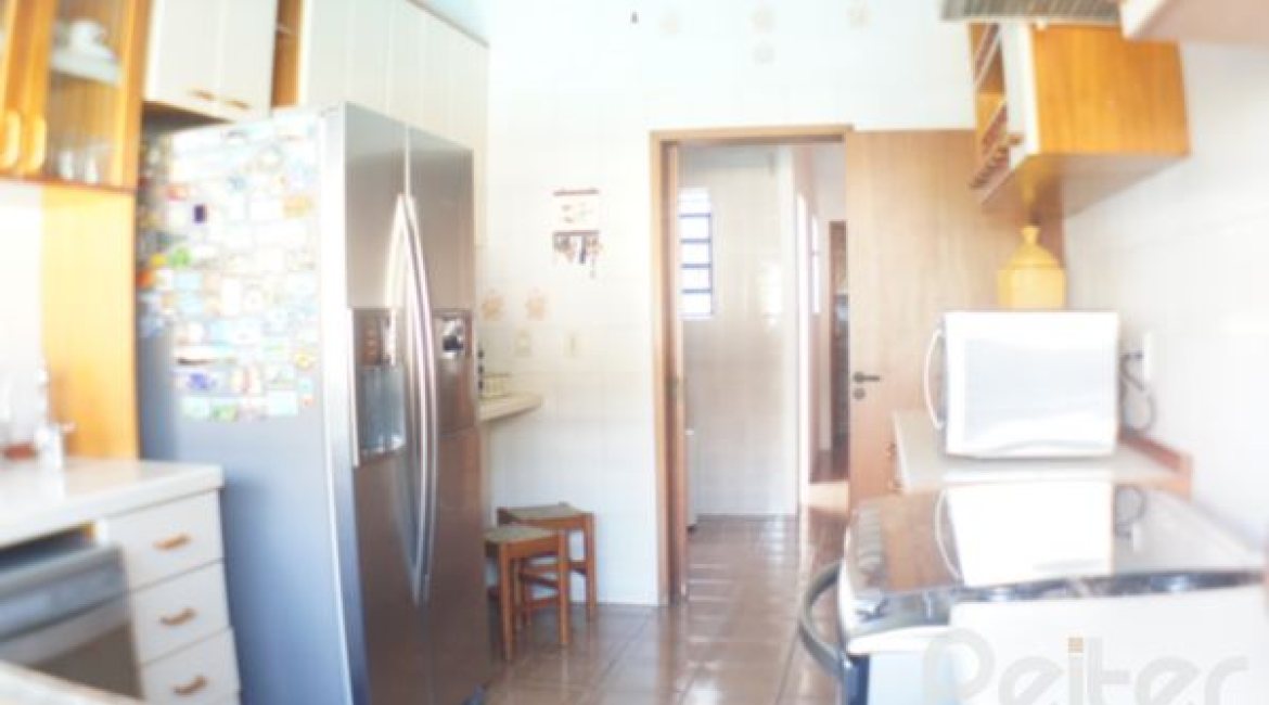 Casa à venda com 324m², 3 dormitórios, 1 suíte, 4 vagas, no bairro Tristeza em Porto Alegre