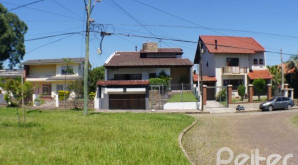 Casa à venda com 324m², 3 dormitórios, 1 suíte, 4 vagas, no bairro Tristeza em Porto Alegre