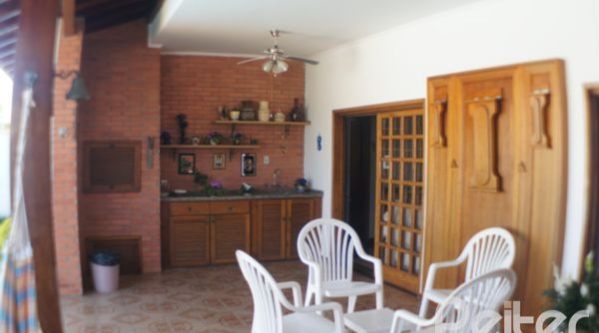 Casa à venda com 324m², 3 dormitórios, 1 suíte, 4 vagas, no bairro Tristeza em Porto Alegre