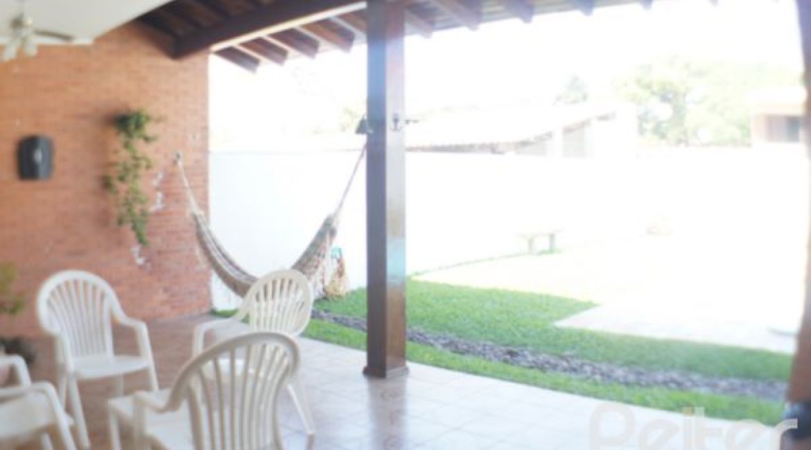 Casa à venda com 324m², 3 dormitórios, 1 suíte, 4 vagas, no bairro Tristeza em Porto Alegre