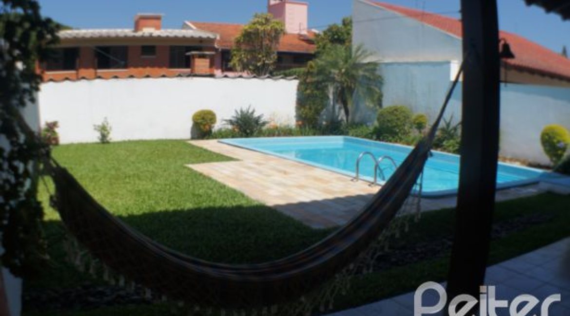 Casa à venda com 324m², 3 dormitórios, 1 suíte, 4 vagas, no bairro Tristeza em Porto Alegre