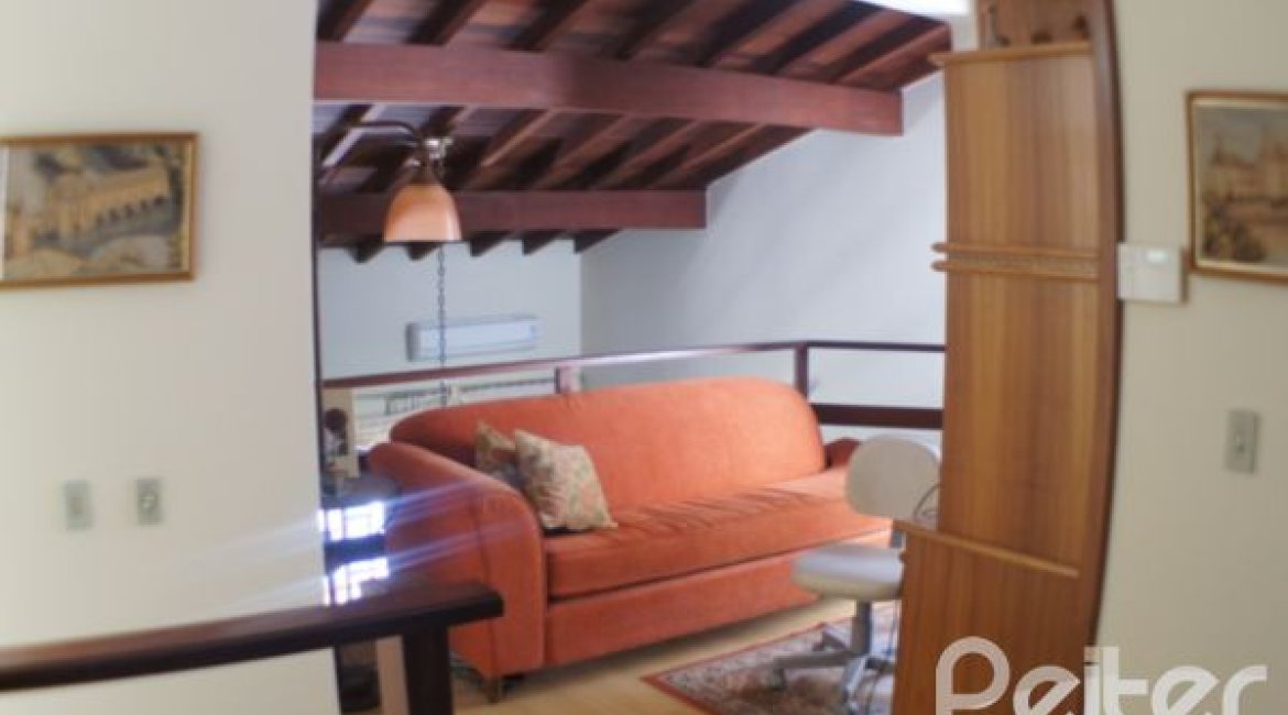 Casa à venda com 324m², 3 dormitórios, 1 suíte, 4 vagas, no bairro Tristeza em Porto Alegre