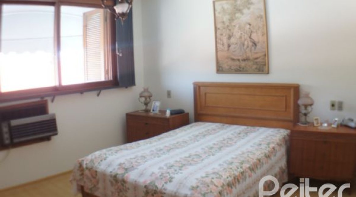 Casa à venda com 324m², 3 dormitórios, 1 suíte, 4 vagas, no bairro Tristeza em Porto Alegre