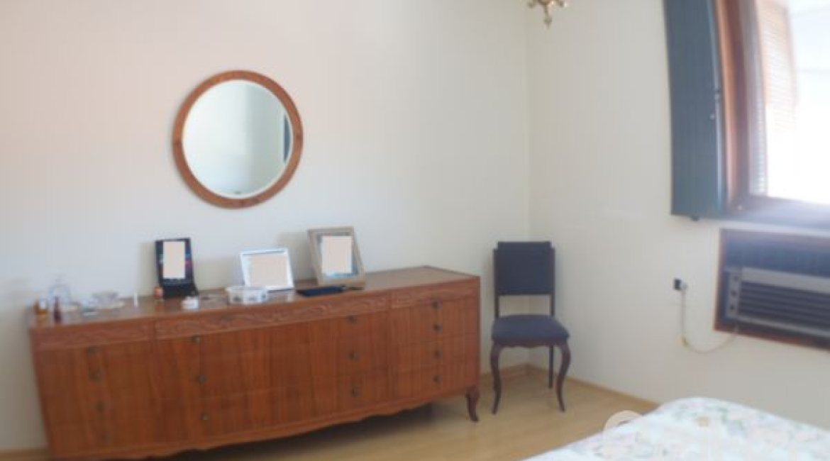 Casa à venda com 324m², 3 dormitórios, 1 suíte, 4 vagas, no bairro Tristeza em Porto Alegre