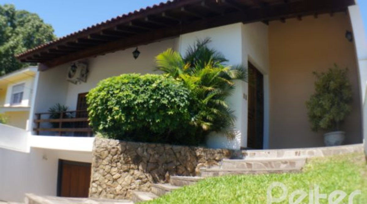 Casa à venda com 324m², 3 dormitórios, 1 suíte, 4 vagas, no bairro Tristeza em Porto Alegre