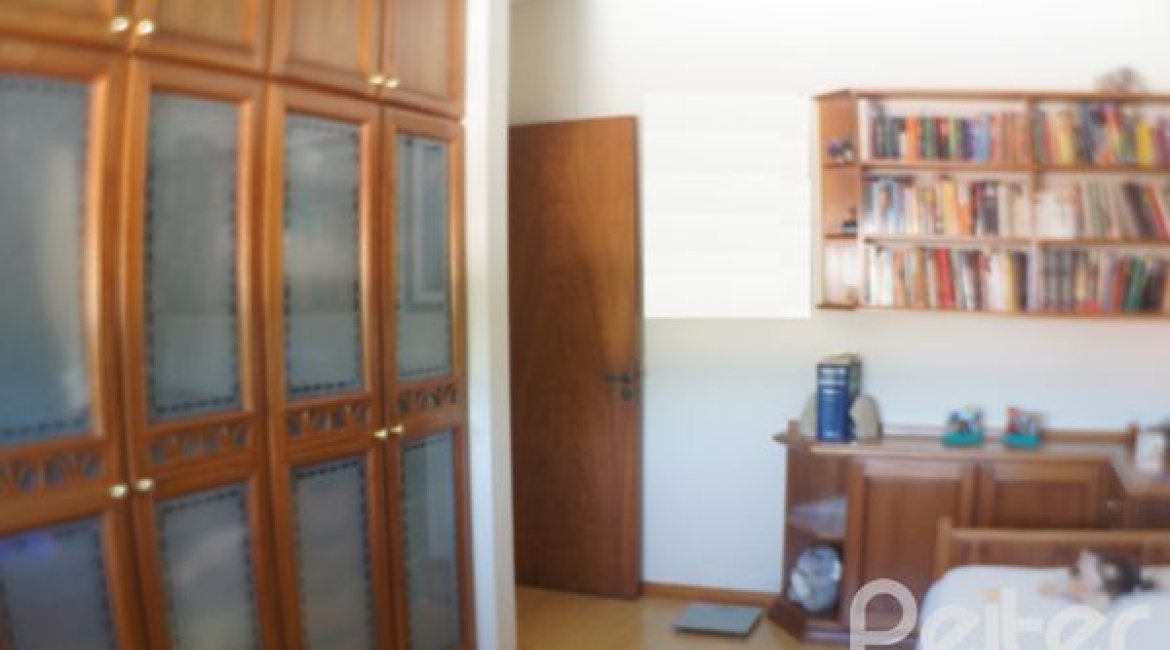 Casa à venda com 324m², 3 dormitórios, 1 suíte, 4 vagas, no bairro Tristeza em Porto Alegre