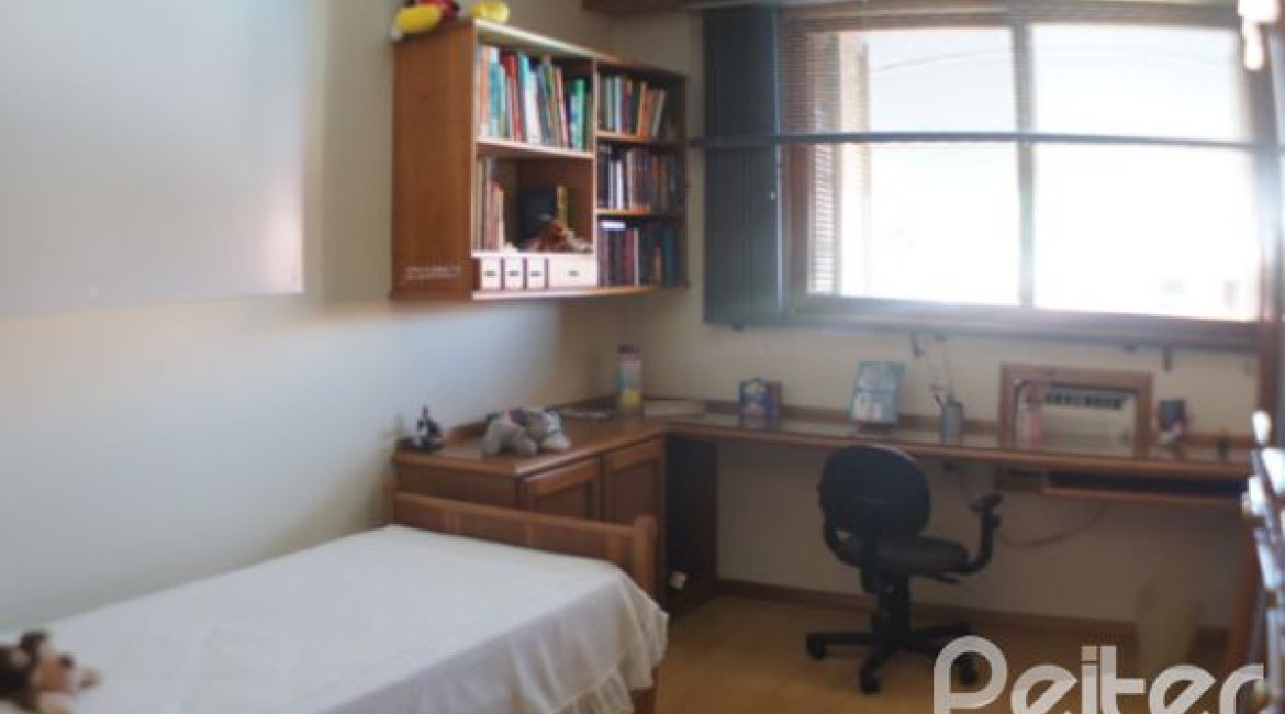 Casa à venda com 324m², 3 dormitórios, 1 suíte, 4 vagas, no bairro Tristeza em Porto Alegre