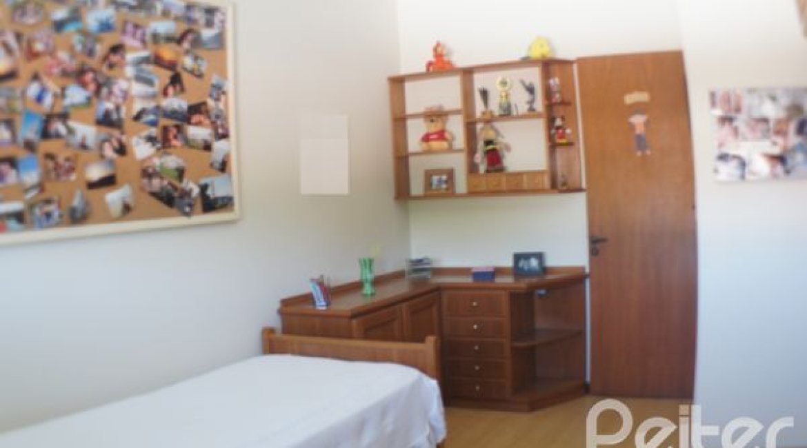 Casa à venda com 324m², 3 dormitórios, 1 suíte, 4 vagas, no bairro Tristeza em Porto Alegre