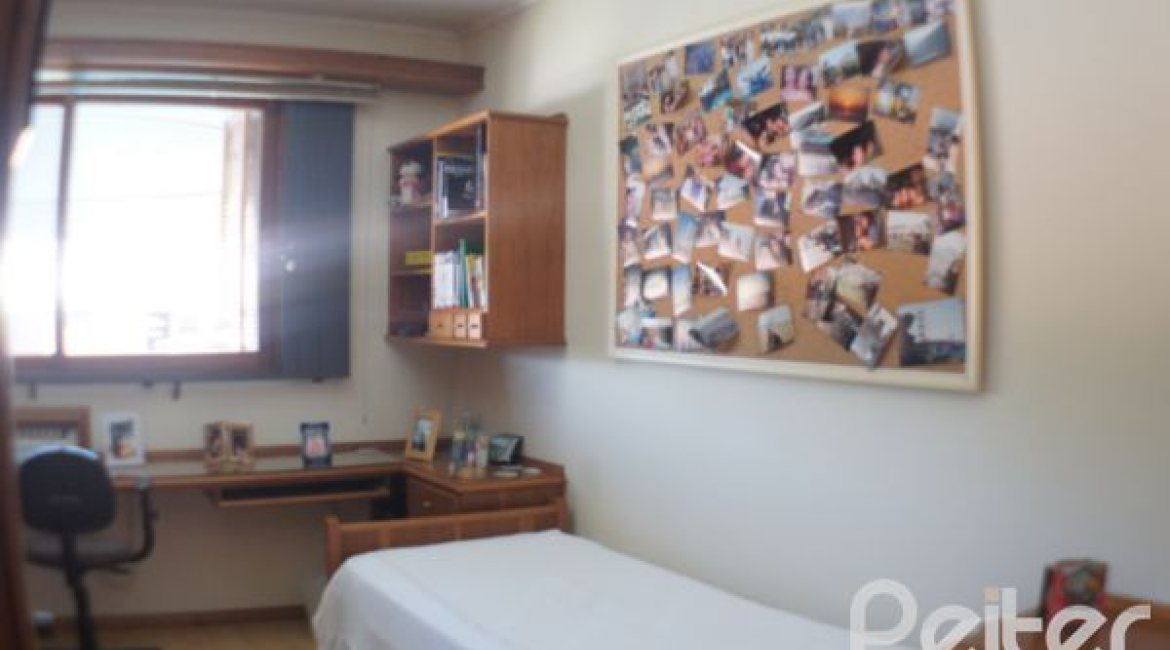 Casa à venda com 324m², 3 dormitórios, 1 suíte, 4 vagas, no bairro Tristeza em Porto Alegre