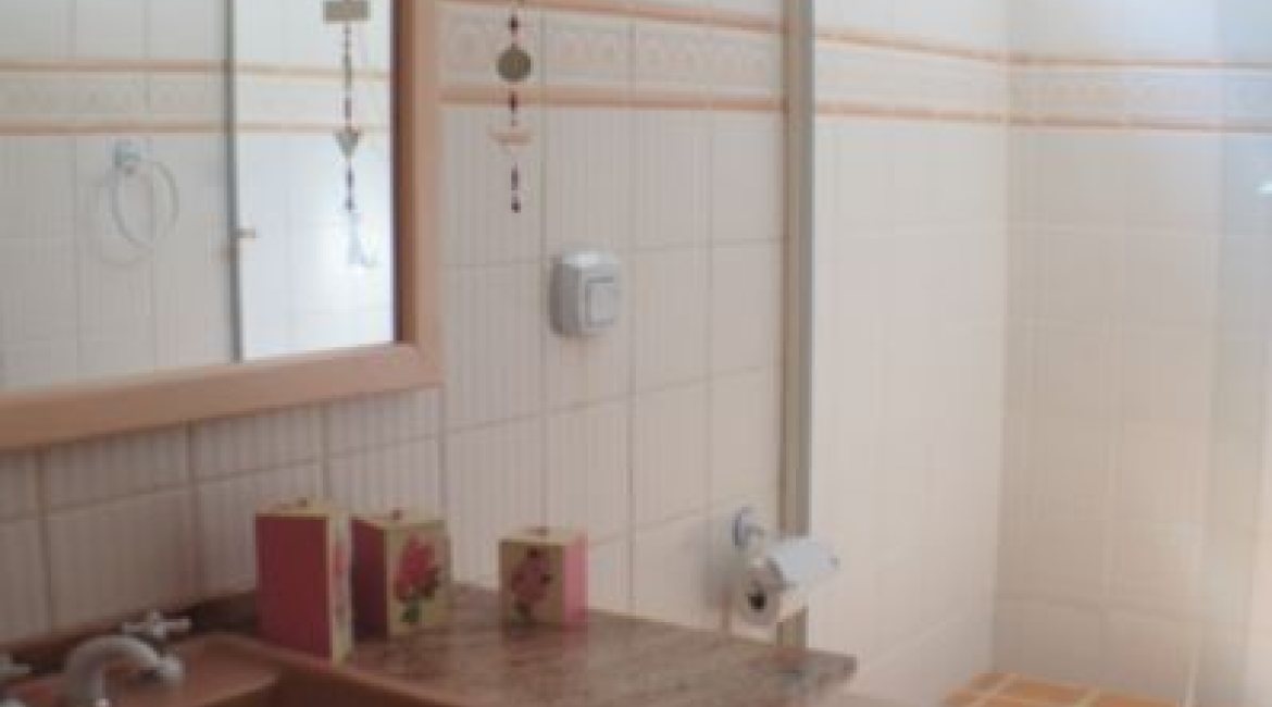 Casa à venda com 324m², 3 dormitórios, 1 suíte, 4 vagas, no bairro Tristeza em Porto Alegre