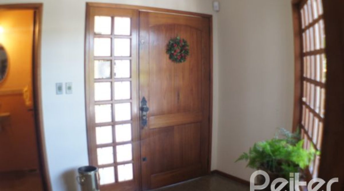 Casa à venda com 324m², 3 dormitórios, 1 suíte, 4 vagas, no bairro Tristeza em Porto Alegre