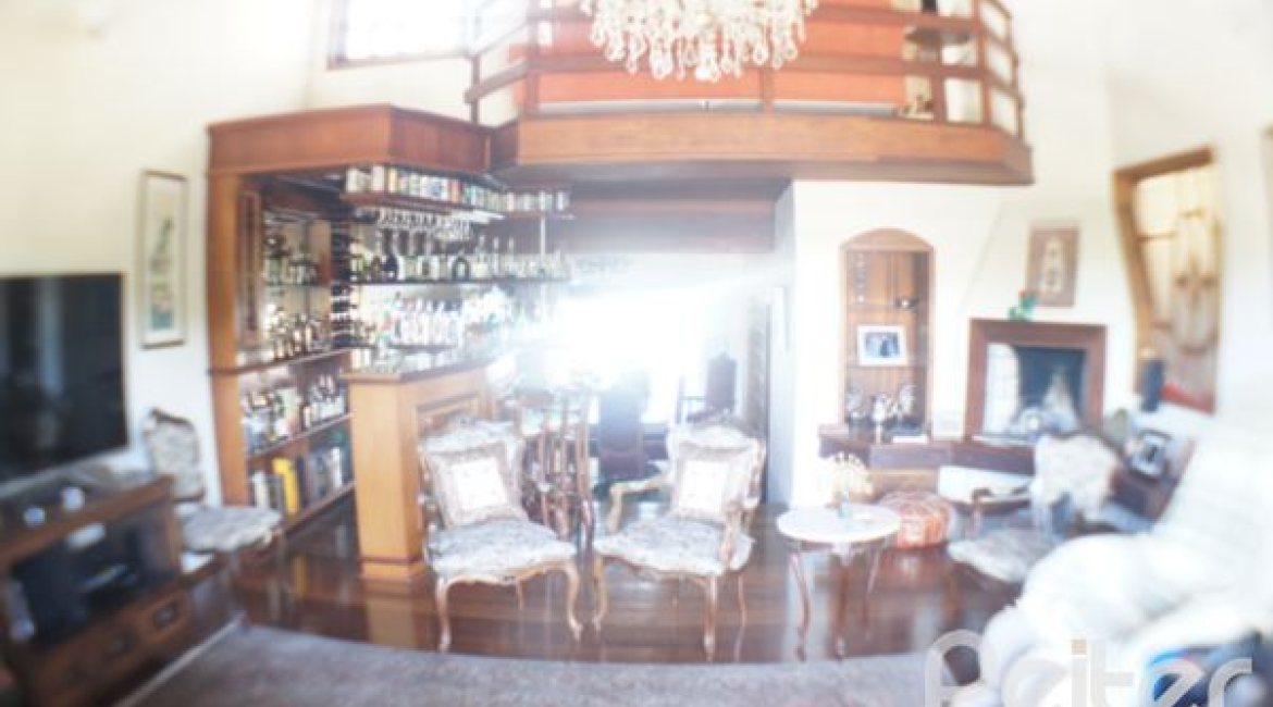 Casa à venda com 324m², 3 dormitórios, 1 suíte, 4 vagas, no bairro Tristeza em Porto Alegre