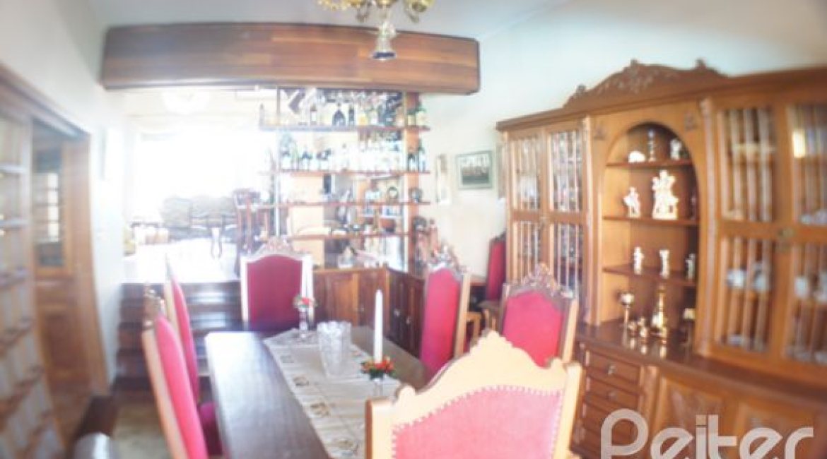 Casa à venda com 324m², 3 dormitórios, 1 suíte, 4 vagas, no bairro Tristeza em Porto Alegre