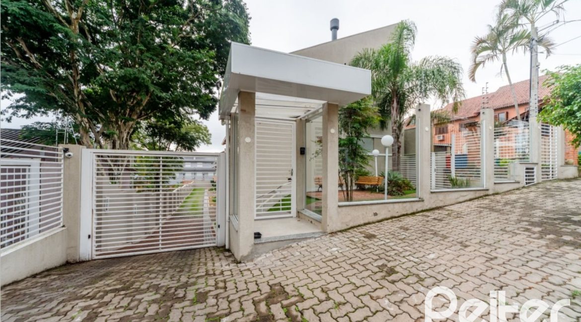 Casa em Condomínio à venda com 227m², 3 dormitórios, 1 suíte, 2 vagas, no bairro Tristeza em Porto Alegre