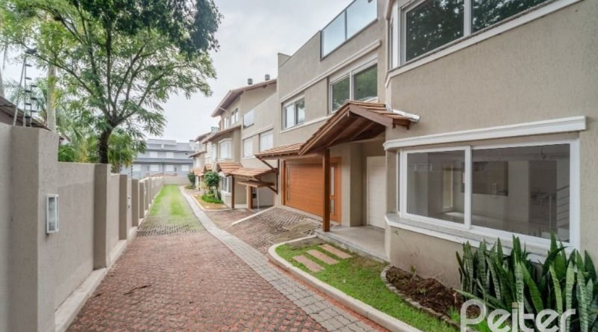 Casa em Condomínio à venda com 227m², 3 dormitórios, 1 suíte, 2 vagas, no bairro Tristeza em Porto Alegre