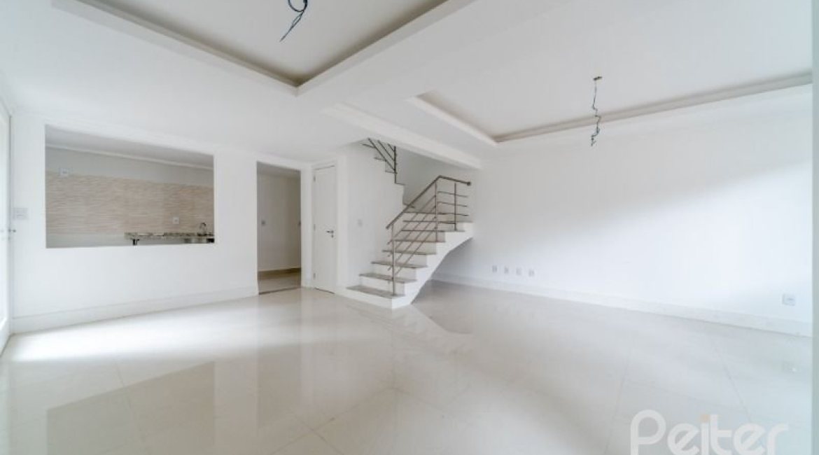 Casa em Condomínio à venda com 227m², 3 dormitórios, 1 suíte, 2 vagas, no bairro Tristeza em Porto Alegre