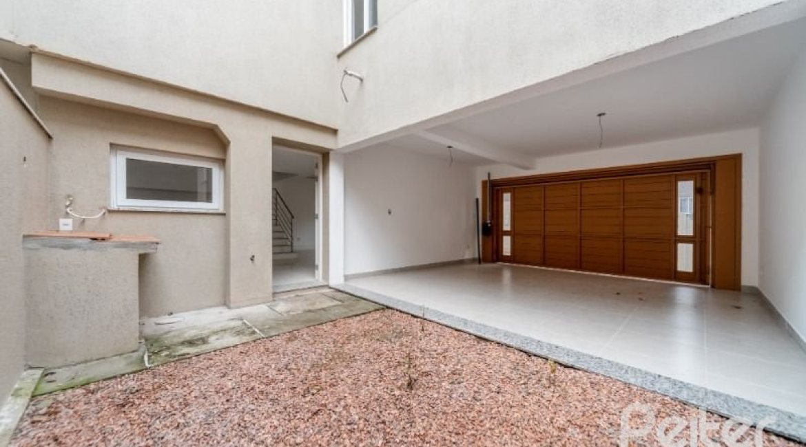 Casa em Condomínio à venda com 227m², 3 dormitórios, 1 suíte, 2 vagas, no bairro Tristeza em Porto Alegre