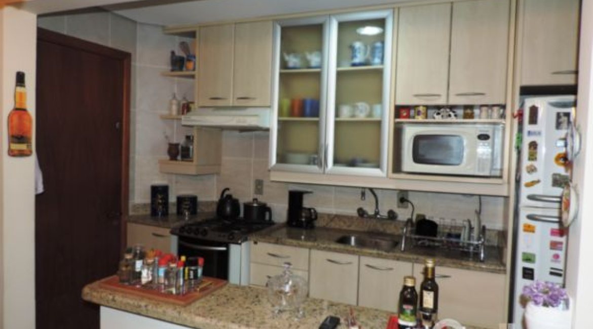 Casa em Condomínio à venda com 194m², 3 dormitórios, 1 suíte, 2 vagas, no bairro Vila Assunção em Porto Alegre