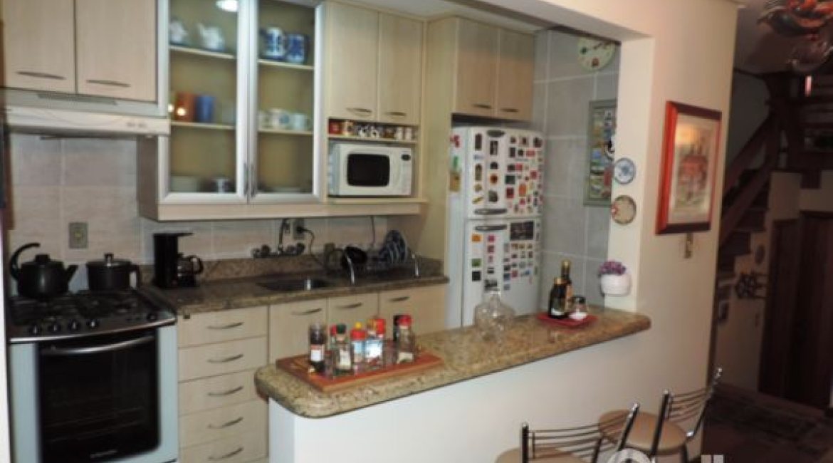 Casa em Condomínio à venda com 194m², 3 dormitórios, 1 suíte, 2 vagas, no bairro Vila Assunção em Porto Alegre