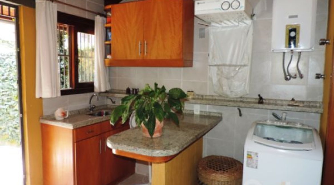 Casa em Condomínio à venda com 194m², 3 dormitórios, 1 suíte, 2 vagas, no bairro Vila Assunção em Porto Alegre