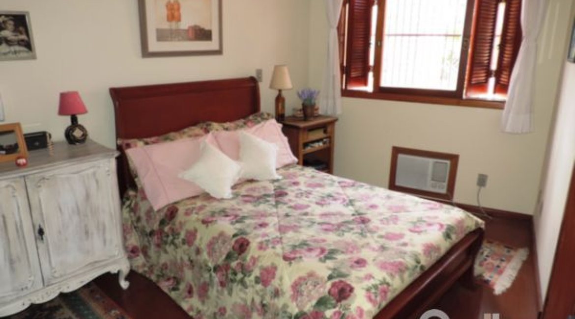 Casa em Condomínio à venda com 194m², 3 dormitórios, 1 suíte, 2 vagas, no bairro Vila Assunção em Porto Alegre