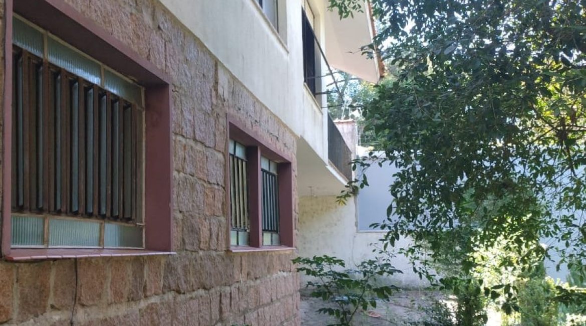 Casa à venda com 432m², 4 dormitórios, 1 suíte, 4 vagas, no bairro Vila Assunção em Porto Alegre