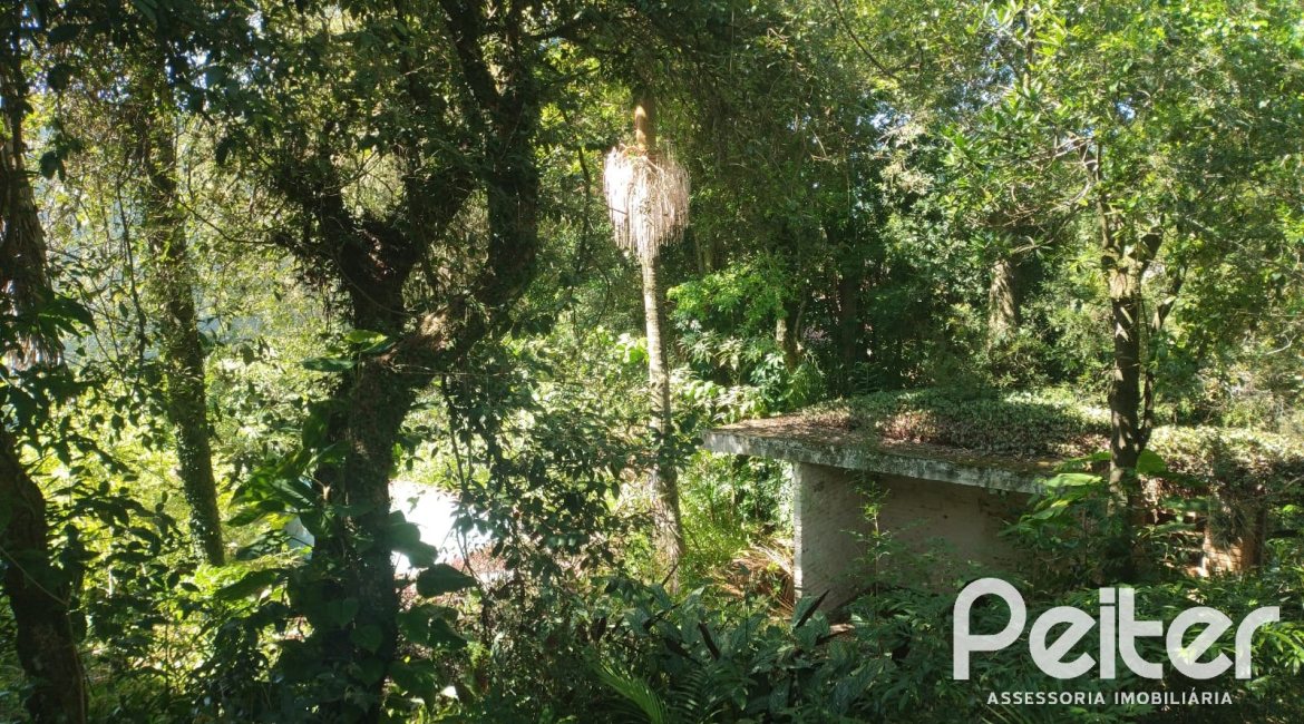 Casa à venda com 432m², 4 dormitórios, 1 suíte, 4 vagas, no bairro Vila Assunção em Porto Alegre