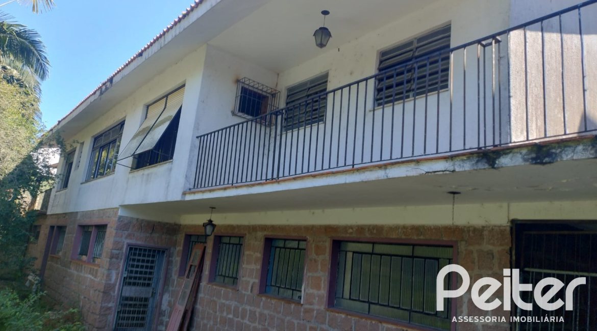 Casa à venda com 432m², 4 dormitórios, 1 suíte, 4 vagas, no bairro Vila Assunção em Porto Alegre