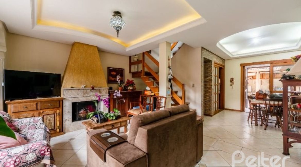 Casa à venda com 241m², 3 dormitórios, 1 suíte, 3 vagas, no bairro Ipanema em Porto Alegre