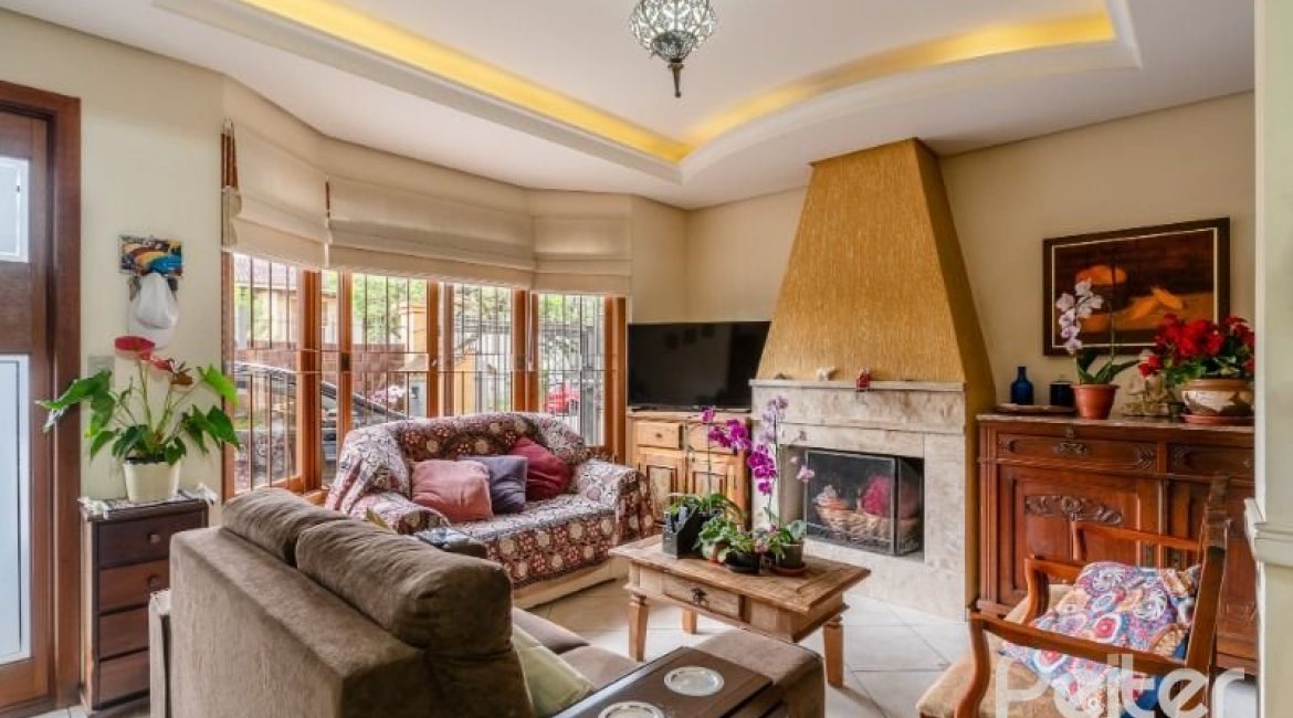 Casa à venda com 241m², 3 dormitórios, 1 suíte, 3 vagas, no bairro Ipanema em Porto Alegre