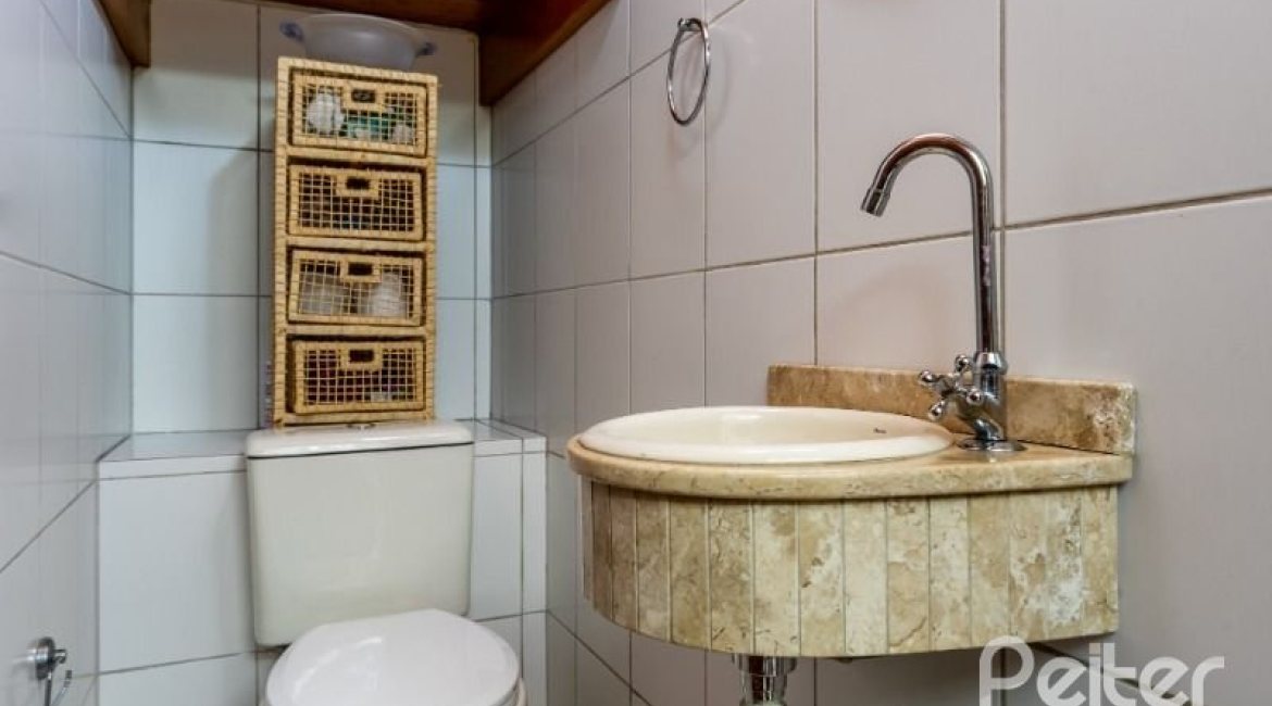 Casa à venda com 241m², 3 dormitórios, 1 suíte, 3 vagas, no bairro Ipanema em Porto Alegre