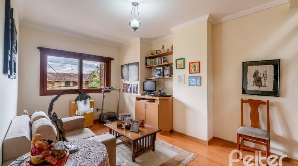 Casa à venda com 241m², 3 dormitórios, 1 suíte, 3 vagas, no bairro Ipanema em Porto Alegre