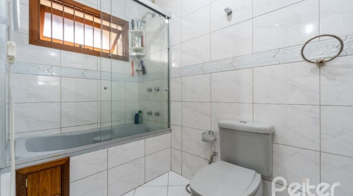 Casa à venda com 241m², 3 dormitórios, 1 suíte, 3 vagas, no bairro Ipanema em Porto Alegre