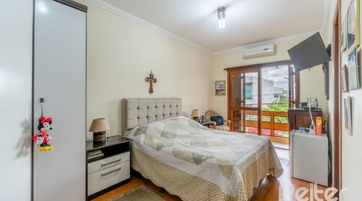 Casa à venda com 241m², 3 dormitórios, 1 suíte, 3 vagas, no bairro Ipanema em Porto Alegre