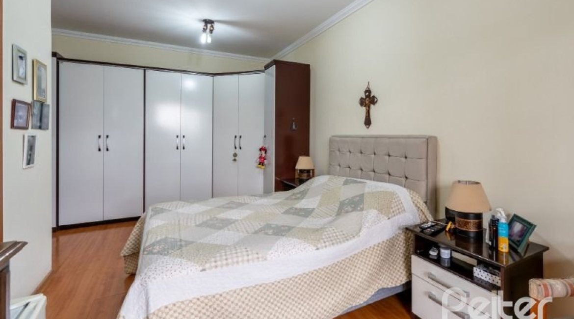 Casa à venda com 241m², 3 dormitórios, 1 suíte, 3 vagas, no bairro Ipanema em Porto Alegre