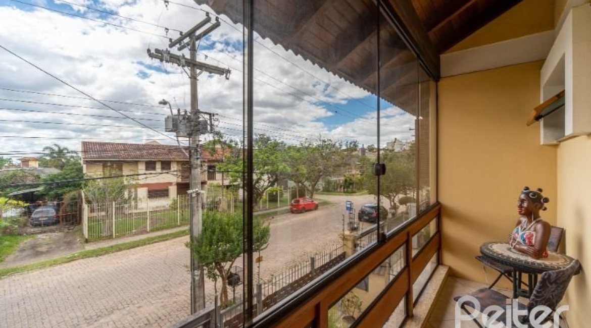 Casa à venda com 241m², 3 dormitórios, 1 suíte, 3 vagas, no bairro Ipanema em Porto Alegre