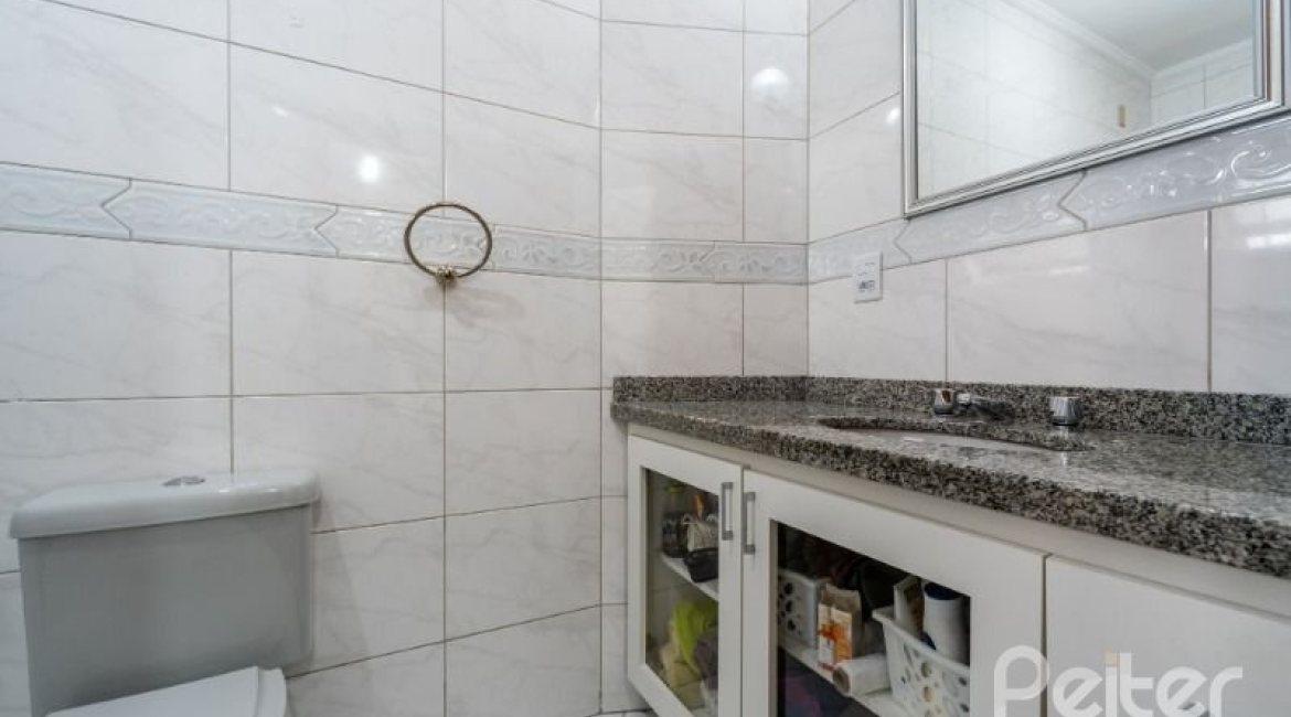 Casa à venda com 241m², 3 dormitórios, 1 suíte, 3 vagas, no bairro Ipanema em Porto Alegre