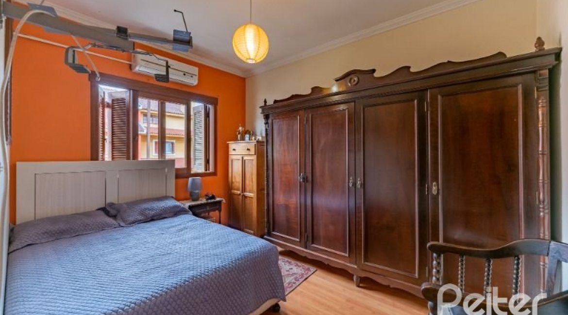 Casa à venda com 241m², 3 dormitórios, 1 suíte, 3 vagas, no bairro Ipanema em Porto Alegre