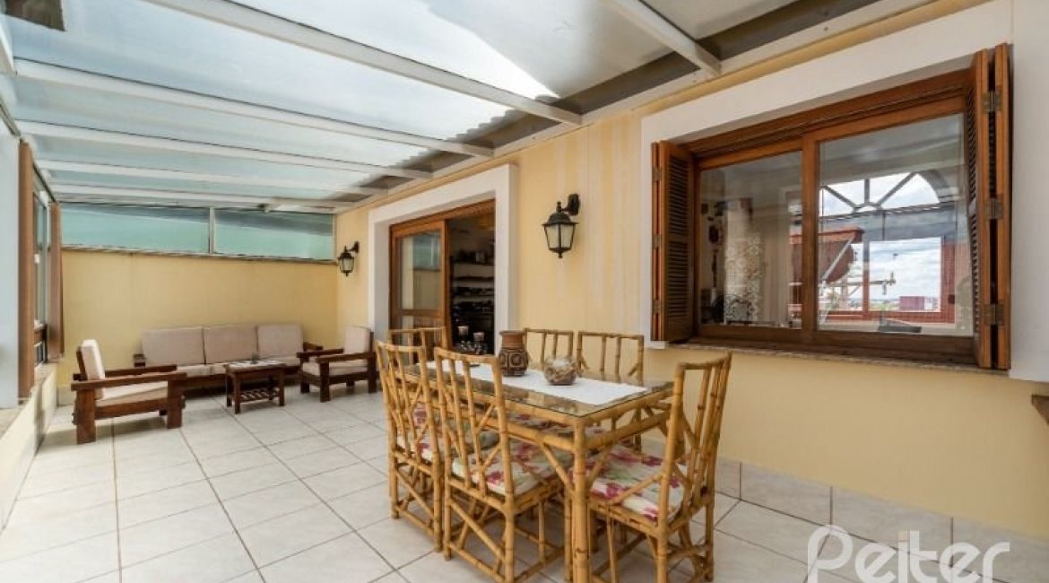 Casa à venda com 241m², 3 dormitórios, 1 suíte, 3 vagas, no bairro Ipanema em Porto Alegre