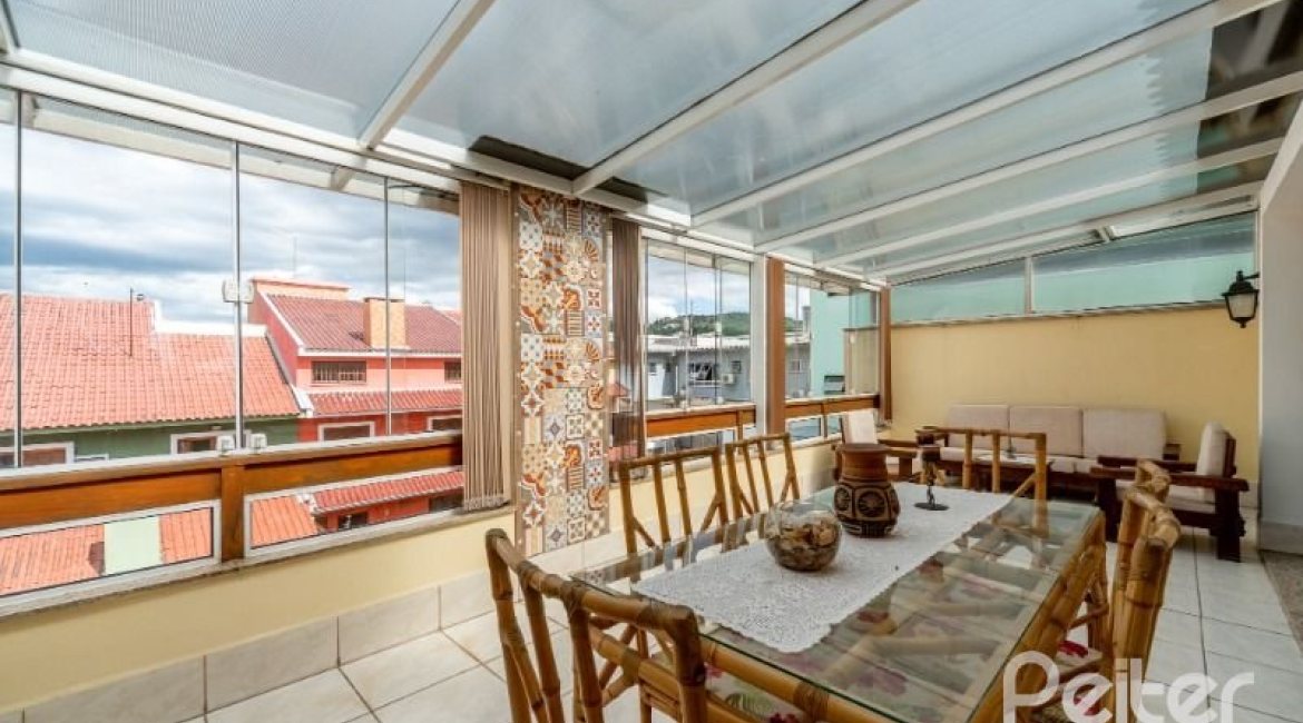 Casa à venda com 241m², 3 dormitórios, 1 suíte, 3 vagas, no bairro Ipanema em Porto Alegre