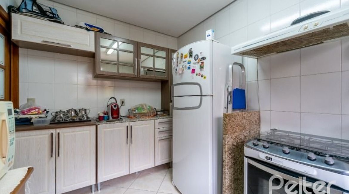 Casa à venda com 241m², 3 dormitórios, 1 suíte, 3 vagas, no bairro Ipanema em Porto Alegre