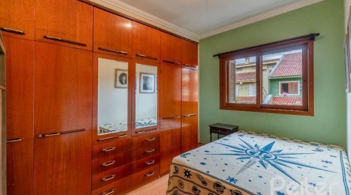 Casa à venda com 241m², 3 dormitórios, 1 suíte, 3 vagas, no bairro Ipanema em Porto Alegre