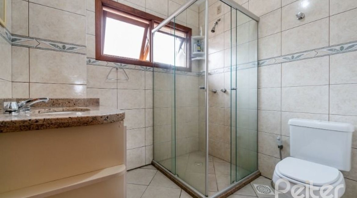 Casa à venda com 241m², 3 dormitórios, 1 suíte, 3 vagas, no bairro Ipanema em Porto Alegre