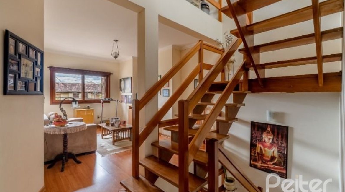 Casa à venda com 241m², 3 dormitórios, 1 suíte, 3 vagas, no bairro Ipanema em Porto Alegre