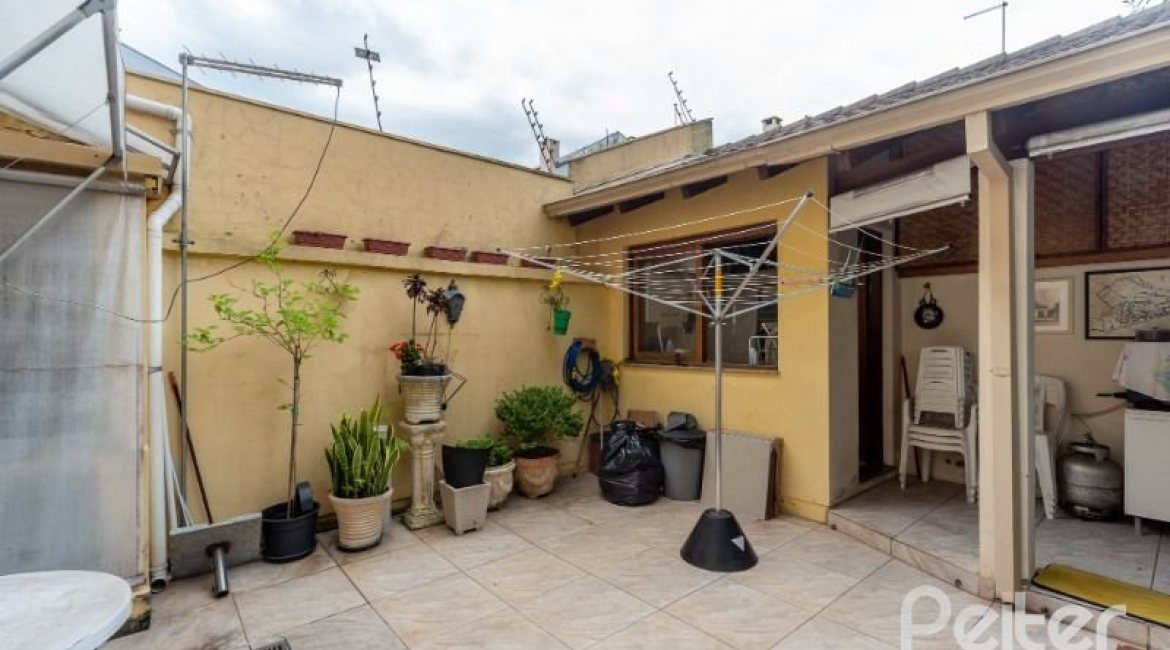 Casa à venda com 241m², 3 dormitórios, 1 suíte, 3 vagas, no bairro Ipanema em Porto Alegre