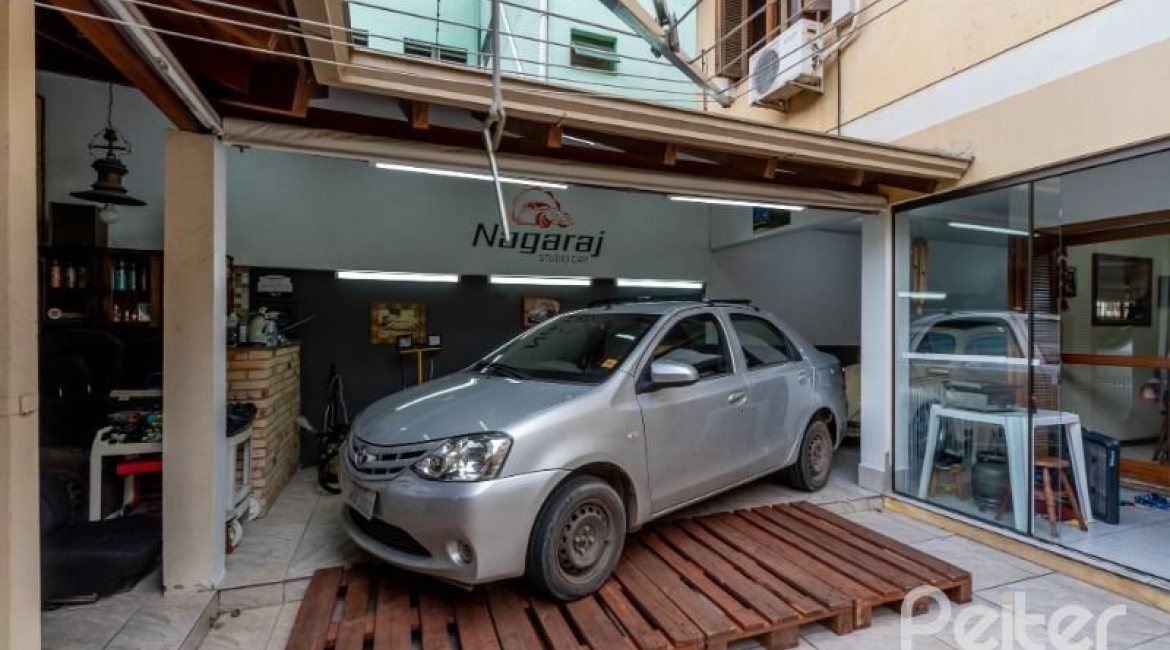 Casa à venda com 241m², 3 dormitórios, 1 suíte, 3 vagas, no bairro Ipanema em Porto Alegre