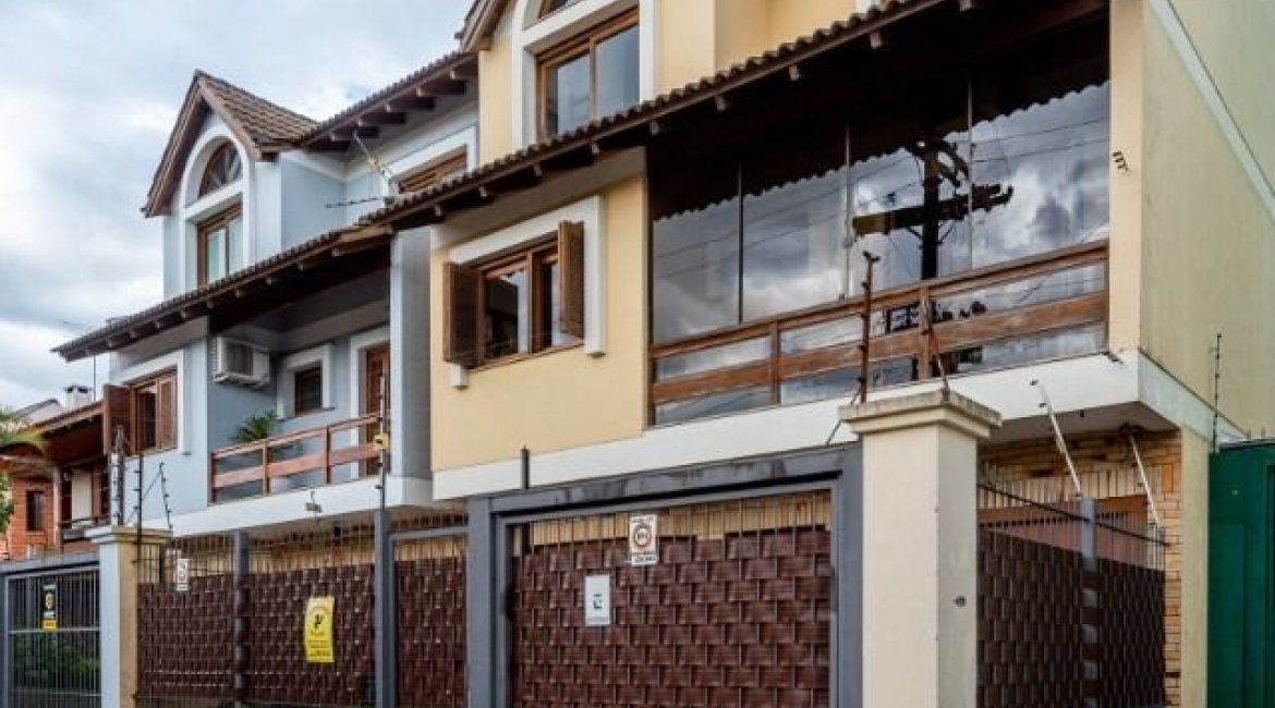 Casa à venda com 241m², 3 dormitórios, 1 suíte, 3 vagas, no bairro Ipanema em Porto Alegre