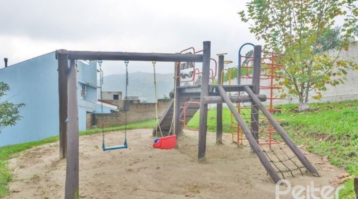 Casa em Condomínio à venda com 346m², 3 dormitórios, 1 suíte, 3 vagas, no bairro Ipanema em PORTO ALEGRE