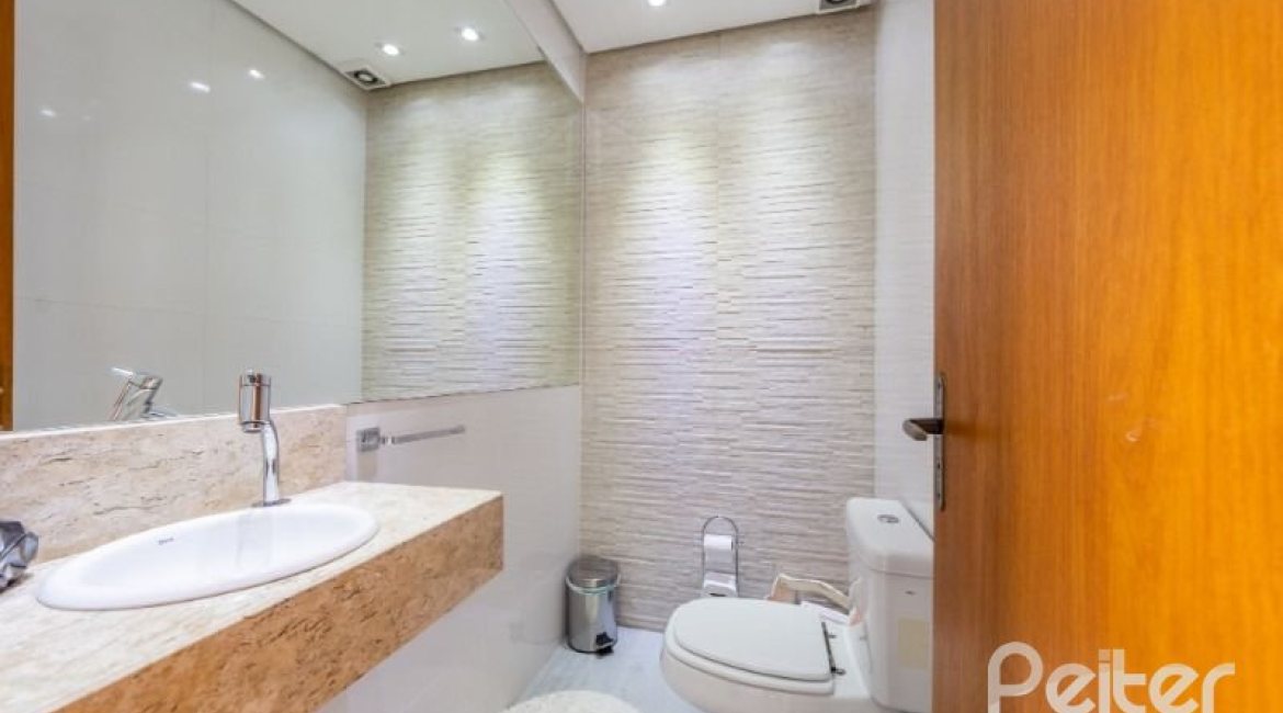 Casa em Condomínio à venda com 346m², 3 dormitórios, 1 suíte, 3 vagas, no bairro Ipanema em PORTO ALEGRE